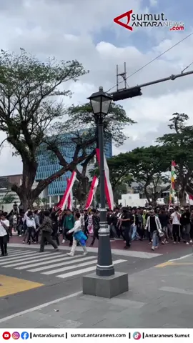 Ribuan massa aksi memenuhi kawasan Lapangan Merdeka, Medan, pada Jumat (29/8). Kehadiran para pendemo menyebabkan sejumlah ruas jalan utama di sekitar lapangan tersebut padat bahkan sempat mengalami kemacetan. Aksi unjuk rasa yang berlangsung sejak siang itu diikuti berbagai mahasiswa, hingga organisasi kemasyarakatan. Massa membawa spanduk dan poster berisi aspirasi yang mereka suarakan. Sumber video: reza fahlepi @reza_fahlepi18  #antarasumut #antaranews #pejuangberitadaninformasi #beritasumut #beritaterkini   
