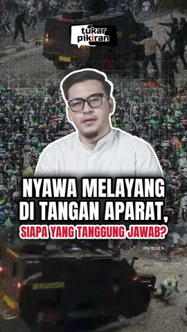 Seorang driver ojol muda tewas setelah tertabrak mobil polisi saat pengamanan demo. Pertanyaannya: siapa yang harus bertanggung jawab? Rakyat kecil lagi-lagi jadi korban… Tragedi ini jangan sampai hilang begitu saja. Apakah kita biarkan dilupakan, atau jadikan momentum untuk bersuara lebih keras? Menurut kalian gimana? Mari kita tukar pikiran di kolom komentar. #inilahcom #Polisi #Ojol #Keadilan #demo