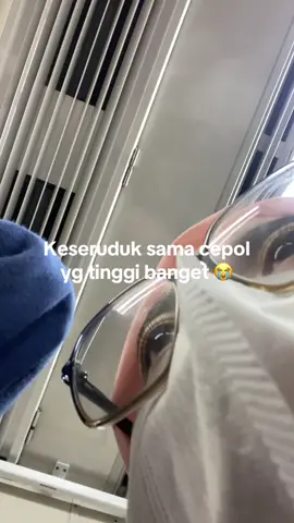 Bukannya gimana2 ya tapi tolonh lah kalo lagi padet tuh cepol ngeganggu bgt 😭 jd kalo berdiri di belakangnya harus mundurin muka dan itu susah apalagi kalo belakang juga padet 😭 jadi gak nyaman 😭🙏🏻 btw dalam islam juga sebenernya dilarang cepol yg terlalu gede + panjang karena menyerupai punuk unta 🙏🏻 buat mba2 yg cepolnya gede2 pas di kereta plis bgt ya kondisikan karena beberapa kali kena muka 😭🙏🏻 #krl #krlcommuterline #fyppppppppppppppppppppppp #fyp #dramakrl 