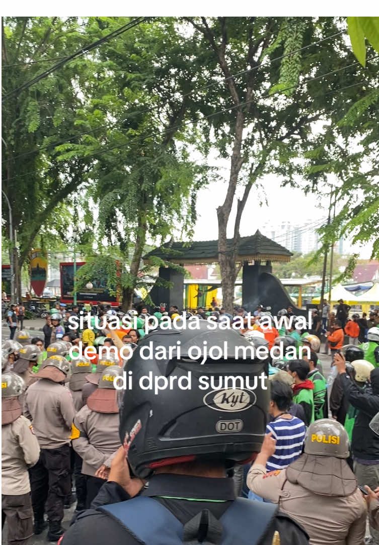 situasi didepan gedung dprd sumut, dari masa ojol yg menyampaikan aspirasinya. #dpr #ojol #demo #sumut #fyp 