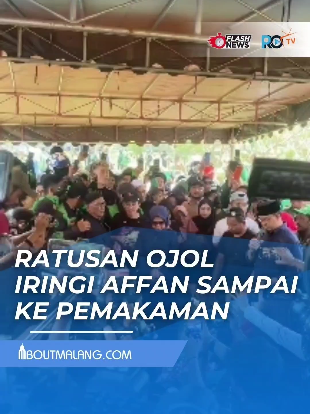 Ratusan ojek online mengantarkan jenazah Affan Kurniawan ke pemakaman nya. Suasana haru menyelimuti prosesi pemakaman, terlihat rekan-rekan ojol mengelilingi makam Affan bersama keluarga Affan. #AffanKurniawan #Ojol #Pemakaman #dilindasrantis