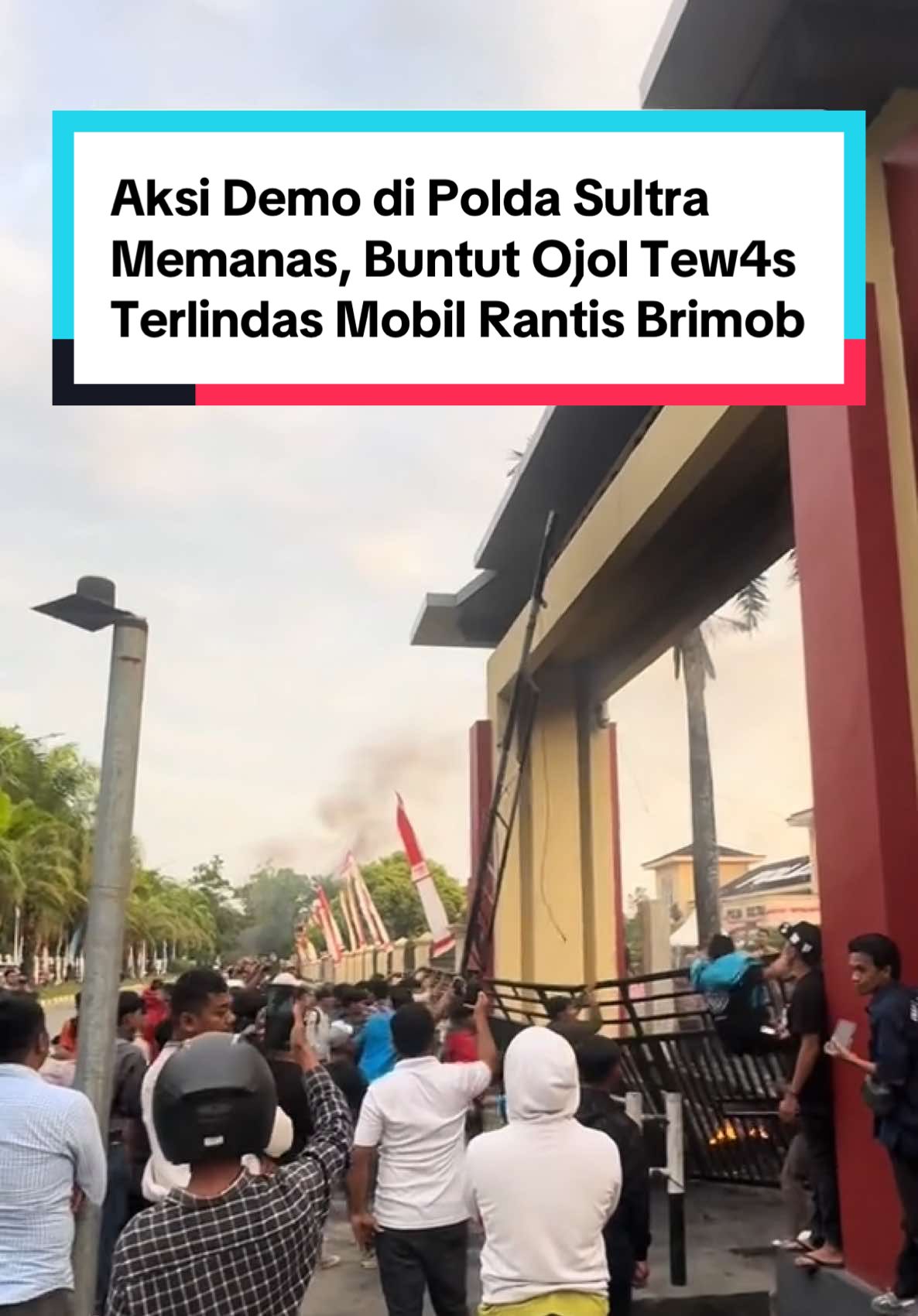 KENDARI - Ratusan mahasiswa Institut Agama Islam Negeri (IAIN) Kendari gelar aksi demonstrasi di depan Markas Kepolisian Daerah (Mapolda) Sulawesi Tenggara (Sultra), Jumat (29/8/2025) sore. Aksi ini merupakan buntut dari insiden tragis tewasnya seorang pengemudi ojek online (ojol) bernama Affan, yang terlindas mobil rantis Brimob di kawasan Pejompongan, Jakarta Pusat, Kamis (28/8) malam. Para mahasiswa menilai peristiwa tersebut merupakan bukti lemahnya pengawasan dan kelalaian aparat saat melakukan pengamanan massa aksi. #demo #poldasultra #ojol #sulawesitenggara #fyp 