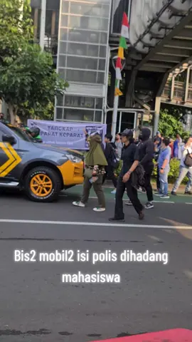 Beberapa hari ini pulang kantor lewat beberapa titik demo,, merinding sambil berdoa,, Semoga selamat ya kalian, lelah dan perjuanganmu mendapatkan keberkahan,, Aamiin aamiin YRA #staysafe #demodpr2025 #fyppppppppppppppppppppppp #astafirullah #bismillahfyp 