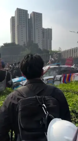 mau nya apa sih pak polisi warga sipil di tabrak lagi kejadian hari ini 29-8-2025 #poldametrojaya  #mabespolri  #brimobuntukindonesia  #ojoljakarta  #demodpr  @polda_metrojaya  @partaigerindra  @dpr_ri 