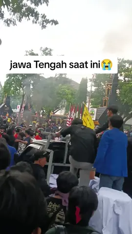 dapat merujuk pada berbagai periode sejarah Indonesia, dari masa kerajaan hingga masa kini, di mana fungsinya berkembang dari penjaga kepentingan penguasa menjadi pelayan masyarakat.
