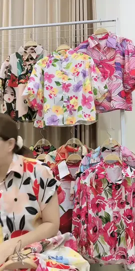 Kemeja corak Hanakarissa, LD 120 lengan 7/8 ini bahannya katun tebal! Ada tiga warna di etalase tujuh.