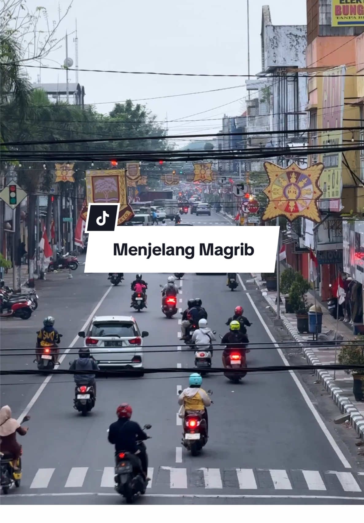 Ciri Khas Mojokerto Menjelang Magrib Di Jalanan Yang Padat,Semua Orang Yang Ingin Cepat Pulang Kerumah 😊  #kotamojokerto #vibesmojokerto #mojokerto 