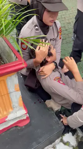 Se engga nya jangan liat seragam nya ,tapi lihat lah ada orang tua yang telah melahirkan dan membesarkan serta menjadikan anaknya menjadi anak yang bermanfaat bagi keluarga, dan selalu menunggu anak nya itu pulang dalam keadaan baik-baik saja  💔💔💔💔💔💔💔💔#prayforpolice #polwanindonesia #keadilan #polisi 