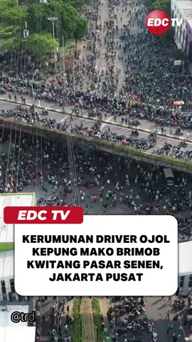 Suasana demo di depan Mako Brimob Kwitang, Pasar Senen Jakarta Pusat pada Jum’at (29/08/2025) Terlihat ribuan massa yang tergabung dari para driver Ojek Online dan masyarakat mengepung Mako Brimob, Jakarta Pusat setelah tragedi memilukan seorang driver ojol (Affan) yang meninggal ditabrak dan dilind4s oleh Kendaraan Barracuda Brimob. 🎥 : @tiphorangga  AF/REP #Demo #Ojol #Polisi #Brimob #DPRRI