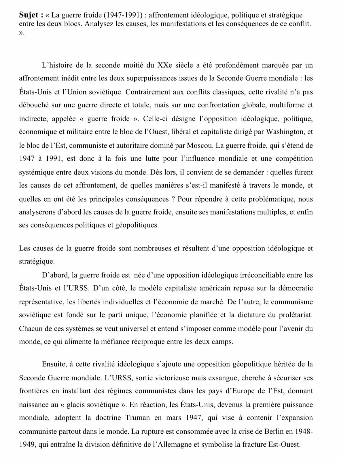 Conseils pour réussir le concours du FASTEF en Histoire-Géographie Réussir le concours du FASTEF en Histoire-Géographie exige une préparation méthodique, une bonne organisation et une réelle maîtrise des savoirs disciplinaires. Ce concours étant très sélectif, il ne suffit pas de réviser superficiellement : il faut adopter une démarche rigoureuse et disciplinée. 1. Maîtriser le programme et les bases académiques La première étape consiste à revoir en profondeur le programme d’histoire et de géographie du lycée et du premier cycle universitaire. En histoire, il faut connaître les grandes périodes : l’Antiquité, le Moyen Âge, l’époque moderne, le XIXe siècle et le monde contemporain. Les candidats doivent être capables de replacer un événement dans son contexte, d’en analyser les causes et conséquences, et de montrer les liens entre différents espaces et périodes. En géographie, il s’agit de maîtriser les grands thèmes : géographie physique (relief, climat, hydrologie), géographie humaine (population, urbanisation, migrations), géographie économique (mondialisation, agriculture, transport, échanges), mais aussi la géographie régionale du Sénégal, de l’Afrique et du monde. 2. S’entraîner à la dissertation et au commentaire L’épreuve du FASTEF évalue la capacité à construire un raisonnement clair et structuré. Il faut donc s’exercer régulièrement à rédiger des dissertations en respectant la méthode : introduction (accroche, problématique, annonce du plan), développement en deux ou trois parties équilibrées, et conclusion qui répond à la problématique. De même, pour le commentaire de document (texte, carte, graphique, image), il faut apprendre à présenter le document, en dégager les idées essentielles, les expliquer et les mettre en relation avec les connaissances personnelles. La qualité de l’argumentation, la précision des exemples et la rigueur de la langue sont déterminantes. 3. Travailler la culture générale et les références Un bon candidat doit élargir ses connaissances au-delà du programme strict. Lire des ouvrages, articles et revues (par exemple Historiens et Géographes, Afrique Contemporaine, Le Monde diplomatique) permet d’enrichir ses références. Suivre l’actualité nationale et internationale est aussi essentiel : les concours valorisent les candidats capables de relier des connaissances historiques ou géographiques à des réalités contemporaines (par exemple, les conflits fonciers au Sénégal, la mondialisation, les enjeux climatiques). 4. Adopter une bonne méthodologie de travail Il faut établir un calendrier de révision clair, en alternant les séances d’histoire et de géographie. Chaque séance doit avoir un objectif précis : revoir un chapitre, faire une fiche de synthèse, rédiger un plan de dissertation, corriger un devoir blanc. Les fiches résumées avec dates clés, cartes et schémas sont particulièrement utiles pour retenir l’essentiel. L’entraînement à l’écrit doit être accompagné d’une révision de la langue : orthographe, grammaire et style doivent être soignés, car une copie truffée de fautes perd en crédibilité. 5. Gestion du temps et discipline personnelle Pendant la préparation, il est important de travailler régulièrement et d’éviter la procrastination. Mieux vaut réviser chaque jour un peu plutôt que de tout laisser à la dernière minute. Le jour du concours, il faut gérer le temps : consacrer environ 30 minutes à la réflexion et au plan, puis développer sans se précipiter. Relire sa copie est indispensable pour corriger les fautes et vérifier la cohérence. Motivation et confiance en soi Enfin, la réussite dépend aussi de l’attitude mentale. Beaucoup de candidats échouent non pas par manque de connaissances, mais par manque de confiance ou de rigueur. Il faut croire en ses capacités, rester motivé malgré la difficulté et garder à l’esprit que le concours sélectionne les plus persévérants. Travailler en groupe peut être une bonne stratégie pour échanger des idées, mais chacun doit aussi développer une méthode personnelle.