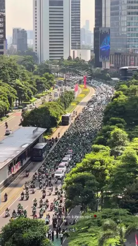 Aksi solidaritas ribuan driver ojol mengantarkan jenazah Affan ke pemakaman Karet Bivak, Jumat (29 8/2025) pagi pukul 09.00 WIB. SELAMAT JALAN KAWAN….. #indonesia #fyp #fypforyou 