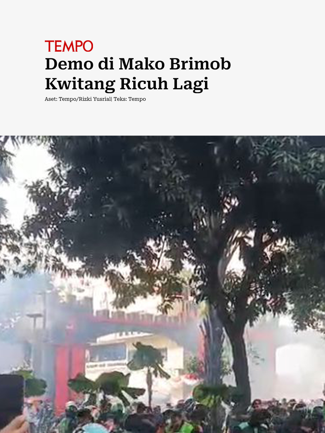 Kericuhan kembali pecah di depan Markas Besar Komando Brigade Mobil (Mako Brimob), Kwitang, Jakarta Pusat, sekitar pukul 15.00 WIB pada Jumat, 29 Agustus 2025. Polisi menembakkan puluhan gas air mata ke arah kerumunan sehingga massa terpaksa membubarkan diri. Massa, yang didominasi pengemudi ojek online (ojol), melemparkan petasan ke arah Mako Brimob. Mereka masih marah karena teman seprofesinya, Affan Kurniawan, meninggal usai dilindas kendaraan taktis atau rantis Brimob. Massa juga melemparkan batu dan botol air mineral ke arah aparat. Sejumlah orang bahkan memanjat patung polisi di depan Mako Brimob dan menurunkan lambang yang terpasang di gerbang. Gas air mata tersebut juga mengenai sejumlah anggota TNI yang berada di tengah kerumunan. #demo #mako #brimob #affankurniawan #tempodotco #tempomedia