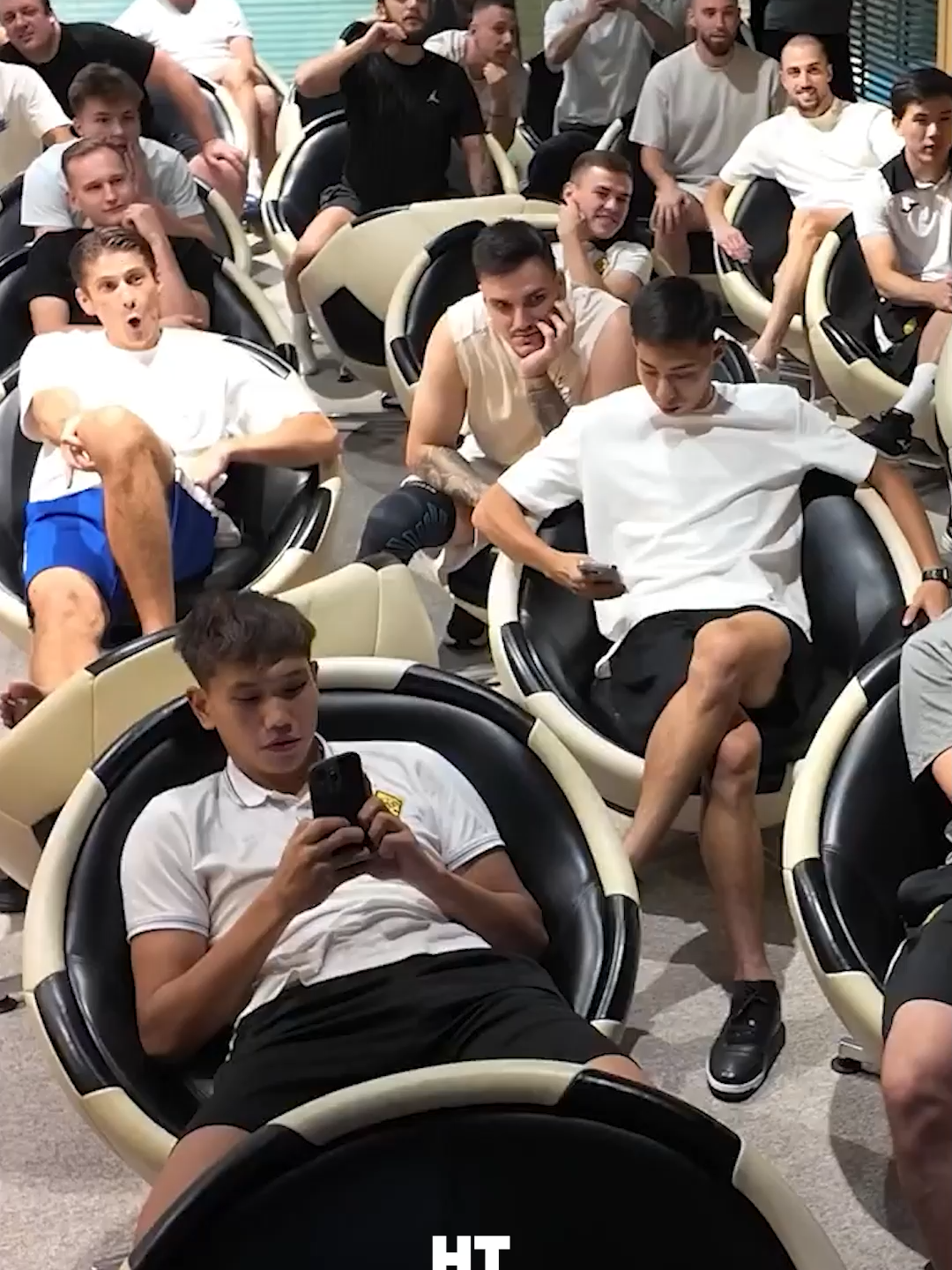🇰🇿 Kairat Almaty oyuncuları, Şampiyonlar Ligi kurasında Real Madrid gelince çılgınlar gibi sevindi. 🥳 #ucl #futbol #kairat #realmadrid #draw #htspor