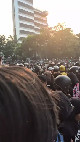 INTEL KETANGKEP DI AMUK MASA + PENDEMO BAKAR GEDUNG #ojol #demobrimob #demo #demodpr 