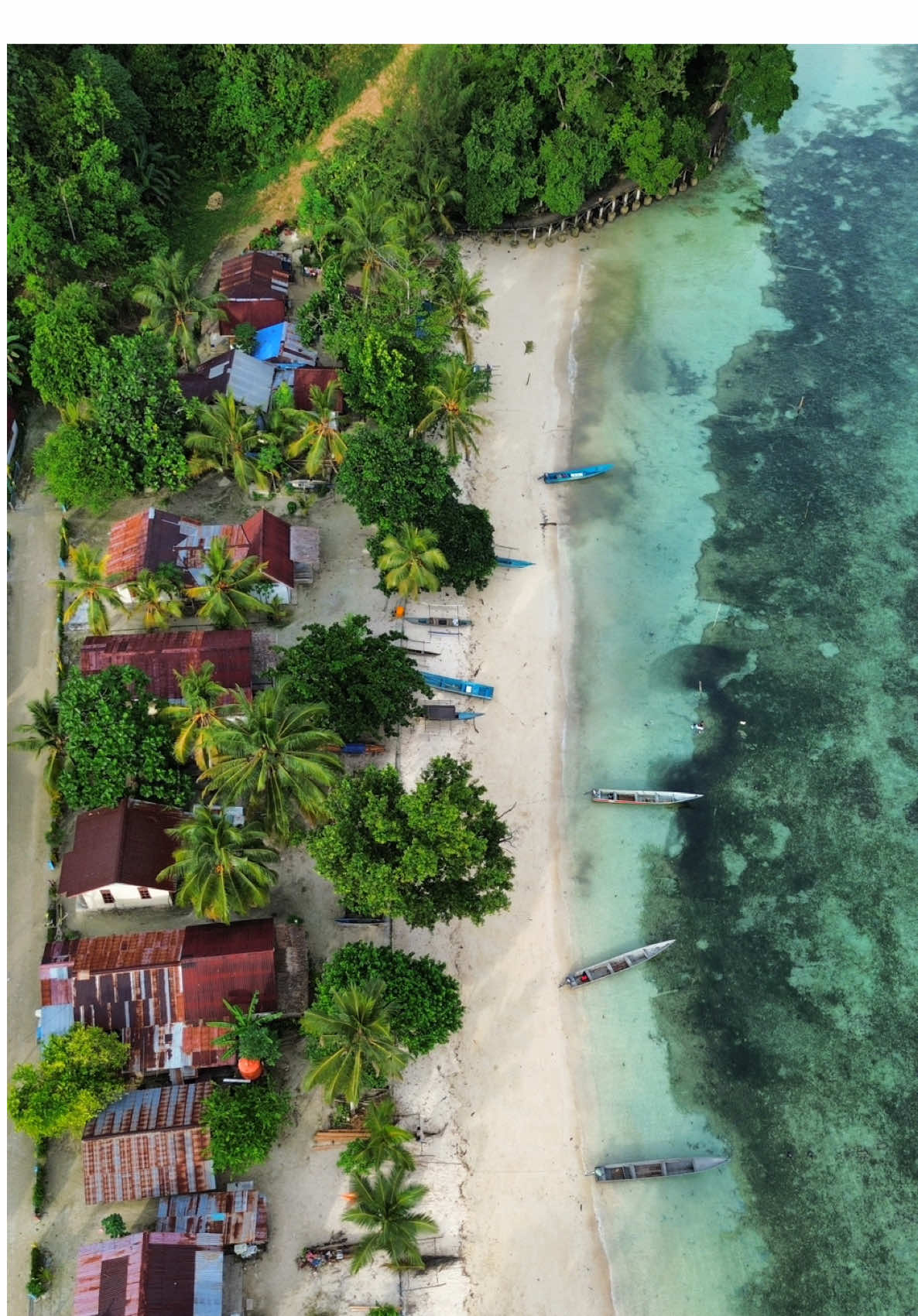 Bukan cuma Piaynemo aja yang cantik di Raja Ampat, ternyata view desanya secantik ini!  Welcome to Desa Saporkren 😍✨ View biru lautan dengan ombak yang tenang, ditambah keramahan warganya yang bikin pengen balik lagi 🥰 jaraknya cuma stngh jam aja dari pusat kota Waisai! Jangan lupa mampir yaa kalau kalian lagi ada di Raja Ampat! 📍Desa Saporkren, kab Raja Ampat, Papua Barat Daya #saporkren #rajaampat #wonderfulindonesia #explorepapua #papuabaratdaya 