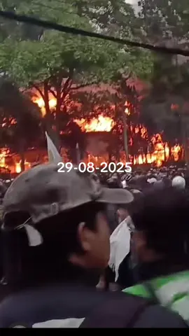 Aksi demonstrasi di Bandung memanas