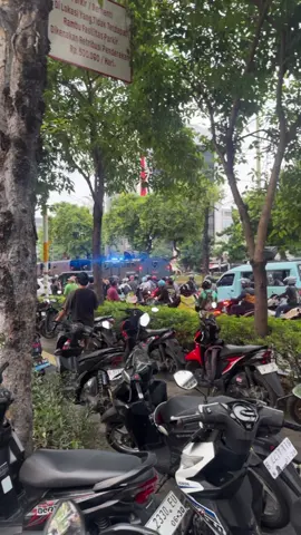 Udah Niat ikut demo malah ditipu kawan  #fyp #polisi #demojakarta #gojek #demo 