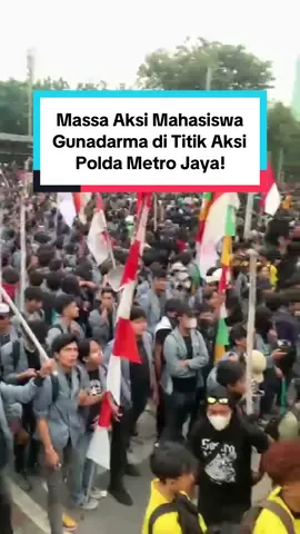 Massa aksi Mahasiswa Gunadarma sudah sampai di titik aksi Polda Metro Jaya Senayan, Jakarta. Video from IG gundarberaksi