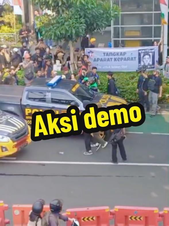 aksi mahasiswa demosntran pukul mundur polisi #viral #beritatiktok #fyp  #dinihari #videoviral 