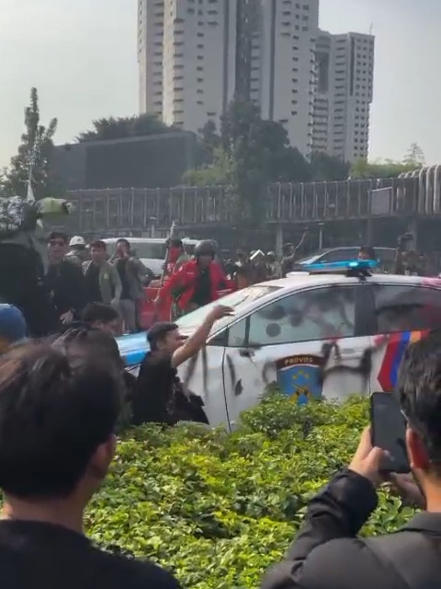 Terulang Kembali  seorang teman kita di Jakarta pusat Pasar senen Kelindas Mobil POLISI lagi🥹 Semoga TEMAN KITA BAIK BAIK SAJA 🙏🥹 Jakarta 29/08/2025  #fyp  #demo  #jakarta  #demo  #ripindonesia 