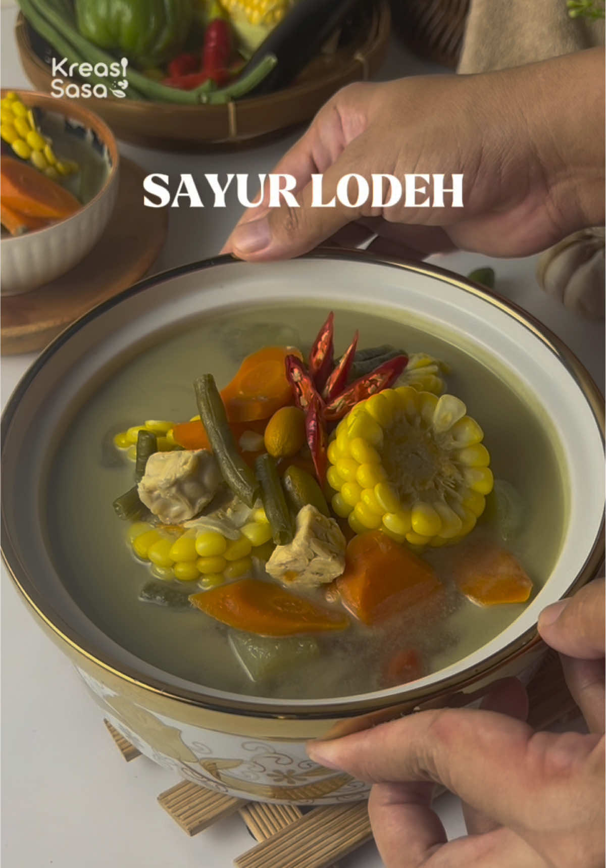 Setiap daerah pasti punya resep sendiri kalau buat Sayur yang satu ini , biasanya kalau aku udah bikin sayur lodeh , makan nya gak jauh jauh dari sambal terasi dan ikan asin jadi makin mantep ☺️ supaya rasa Lodehnya makin gurih dan Sedap tambah kan Sasa Santan @Sasa.Melezatkan karna mengandung omega 3 dan bikin masakan makin enak 😍 🌸 SAYUR LODEH 🌸  Bahan-bahan :  •  bawang merah  goreng  •  ⁠bawang putih goreng  •  ⁠serai geprek 1 buah  •  ⁠lengkuas 2 cm  •  ⁠jahe 2 cm  •  ⁠65 ml Sasa Santan  •  ⁠terong 2 buah  •  ⁠labu siam 2 buah  •  ⁠jagung 1 buah  •  ⁠tempe 1/2 papan  •  ⁠kacang panjang 100 gr •  ⁠wortel 2 buah  •  ⁠melinjo 65 gr  •  ⁠garam secukupnya  •  ⁠micin secukupnya  •  ⁠gula secukupnya  •  ⁠air 1 liter  Yuk recook juga 😍 #KreasiSasa #SasaMelezatkan #LodehLezatSejakSamaSasaSantan #masakansimple 