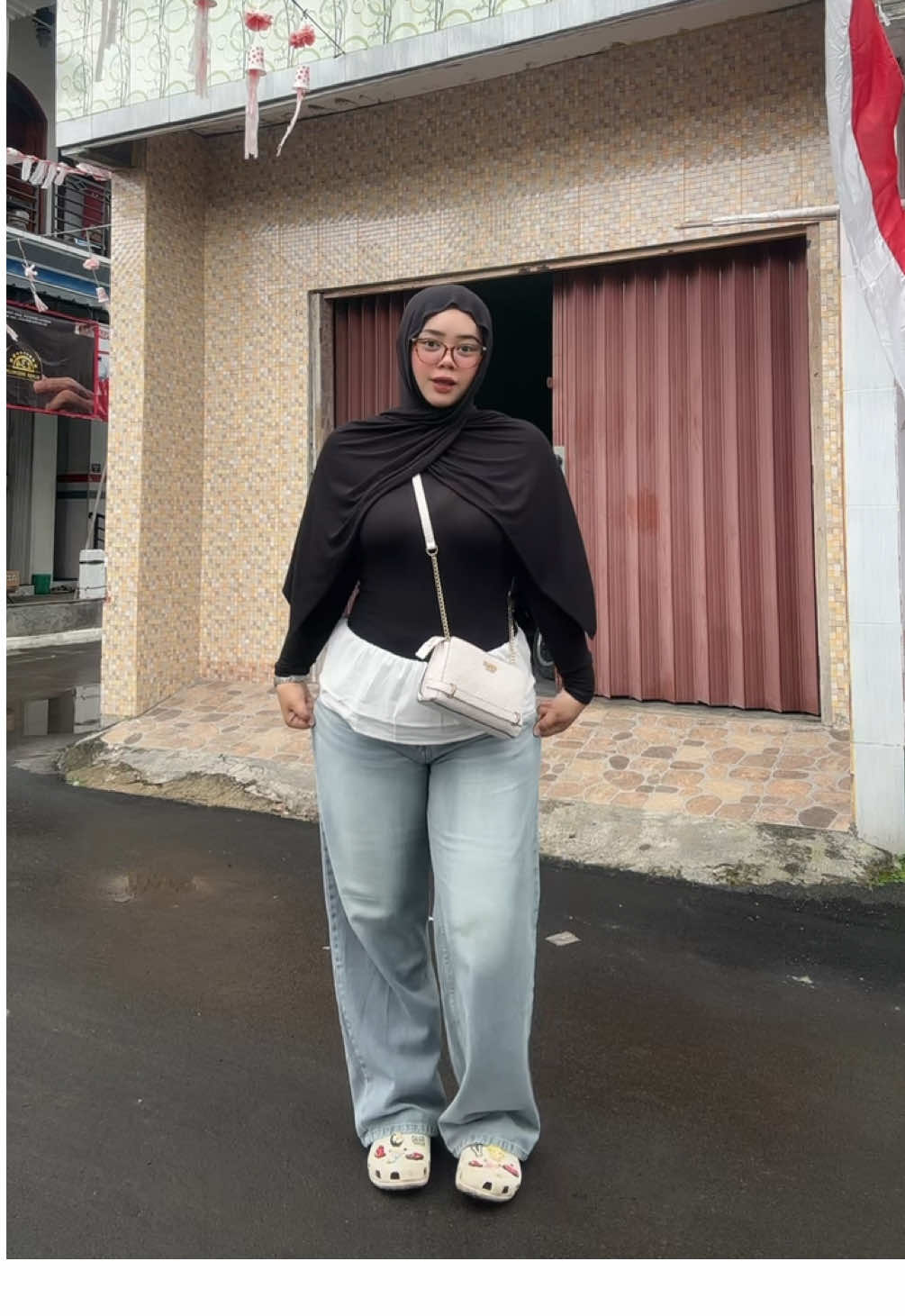 kasian bgt asik sendiri😭