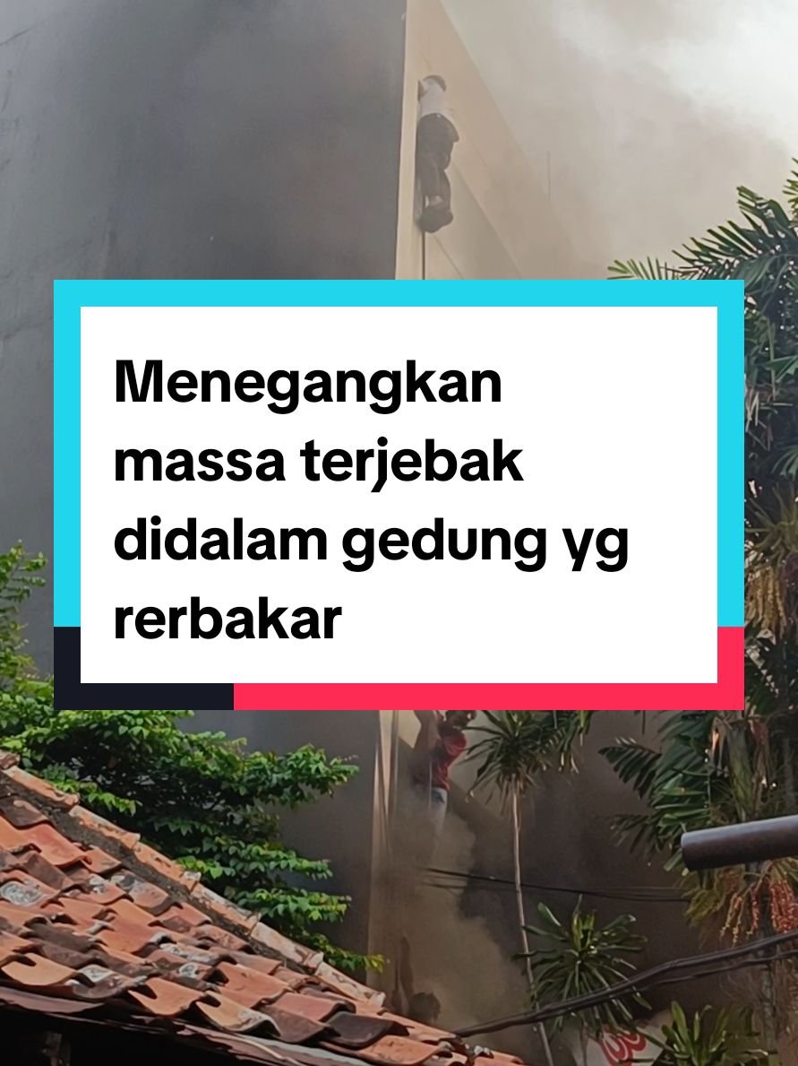 Menegangkan  Massa demonstran terjebak digedung yang terbakar , mencoba menyelamatkan diri dengan turun dari kabel yg menempel digedung #demo #terjebakdigedungkebakar