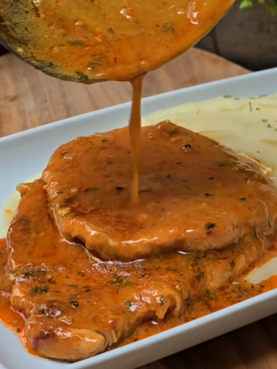 Lovačke šnicle u preukusnom sosu Ovo je odličan način za pripremu svinjskih krmenadli jer  meso bude meko i sočno, uz sos poslužen sa pire krompirom je pravi gastronomski doživljaj. Recept možete pogledati na Youtu.be kanalu Kuvajte sa Stašom. Pišite mi da li vam se dopadaju ovakvi predlozi za ručak😊 Lovačke snicle zapečene u rerni👌 Sastojci: 2 kg laks karea ili krmenadle bez kosti 2 glavice luka 2 čena belog luka 100-150 ml belog vina 700 ml bistre supe, kocku skuvajte u vodi  1 kašika senfa 1 kašika slatke paprike  so, biber, suvi začin  brasno lovorov list  Svaku krmenadlu bez kocke istanjite kuhinjskim čekićem. Posolite, pobiberiti I stavite u brašno sa obe strane. Pržite u ulju da dobiju zlatnu boju. U istoj masnoći dinstajte crni luk da postane staklast. Dodajte slatku papriku I kašiku senfa. Dinstajte pa dodajte belolo vino i senf. Promešajte pa dodajte supu. Dodajte beli luk, pobiberite i začinite vegetom. Pustite da prokuva. Meso stavite u zemljanu posudu. Prelijte  i stavite lovorov list pa u rernu na 1h na 200°C. Prijatno🥰 #ručakideje #fyp #domacakuhinja #tradicionalnakuhinja #tradicionalnirecepti 