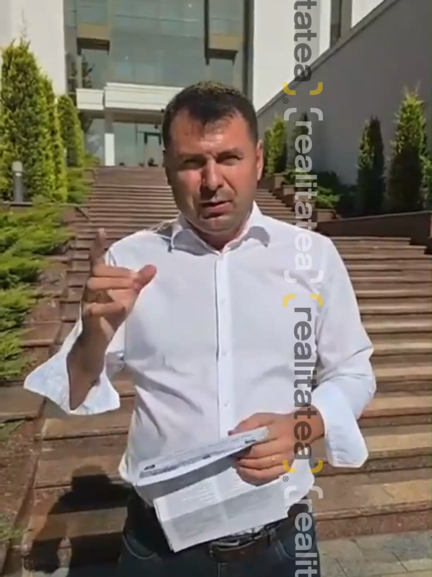 Vasile Costiuc susține că a fost amendat de Poliție, după ce ar fi adus la Președinție câteva oase pentru câinele adoptat de Maia Sandu, Codruț.  Știrea integrală - https://realitatea.md/stop-cadru-vasile-costiuc-la-presedintie-am-fost-amendat-pentru-ca-am-adus-cateva-oase-lui-codrut/