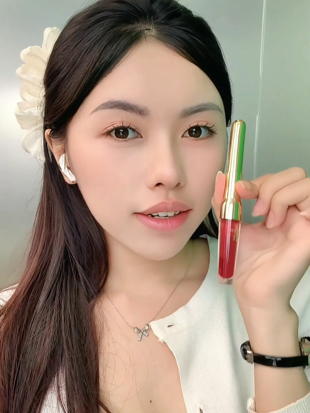 Son tint bóng kèm chì kẻ viền môi ưng quá ưng luôn nè mấy bà #outofoffice #makeuptips #lipstick #sonbong2dau #tipstrangdiem