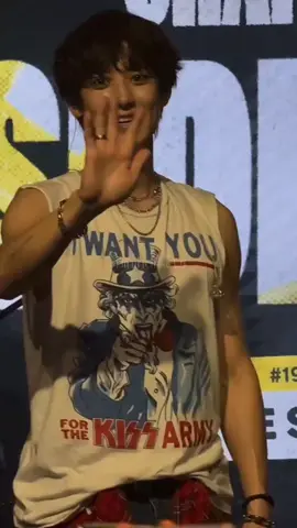 Chanyeol asked the staff to turn off the light on him and put it on the fans so he could see them🥺 he was literally looking at everyone one by one and waving🥺 Just look at how his eyes sparkle! You can see all the love in them♥️ #exo #exol #chanyeol 