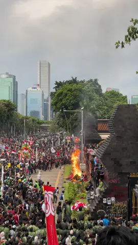Situasi saat ini depan polda metro jaya 🔥🔥🔥 . . . #fyp #fypシ゚ #demo #viral #fyppppppppppppppppppppppp 