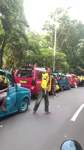 Rombongan mahasiswa UI & Gundar ketemu bareng di jalan menuju Polda untuk menggelar unjuk rasa di Polda Metro Jaya pada Jumat, 29 Agustus 2025. Aksi itu digelar sebagai bentuk solidaritas terhadap pengendara ojek online yang tewas terlindas kendaraan taktis Brimob. #demo #demodpr #poldametrojaya #infodepok 