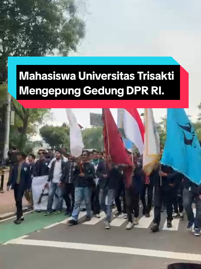 Mahasiswa Universitas Trisakti Mulai Berdatangan Mengepung Gedung DPR RI Senayan Jakarta Pusat, Pada 29 Agustus 2025. #prabowo #fyppppppppppppppppppppppp #viralvideos #viraltiktok #trisakti 