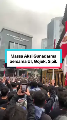 Massa aksi Mahasiswa Gunadarma telah masuk ke dalam area Polda Metro Jaya bersama dengan massa aksi dari Universitas Indonesia, Driver Ojek Online, dan Masyarakat Sipil. Video from IG gundarberaksi