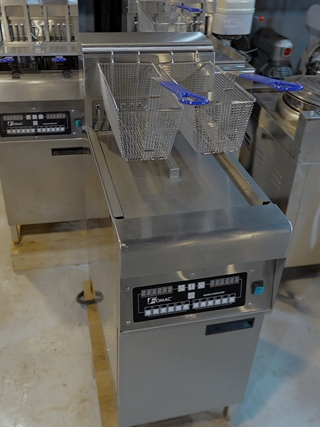 Siap bantu dapur bisnis kuliner Anda lebih efisien!  Deep Fryer FRY-EAL261F dari Fomac hadir dengan kapasitas 32L, auto lift otomatis, dan daya 9000W, cocok untuk operasional padat seperti restoran & cloud kitchen. Hemat waktu, hasil konsisten, dan pastikan setiap gorengan matang sempurna!  #Fomac #Usaha_Kuliner_Apapun_Fomac_Solusinya #FryerAutomatis #KulinerCepat #dapurprofesionall #cloudkitchenn #efisiensidapurr #BisnisKuliner #InvestasiCerdas
