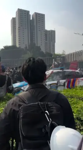 astaghfirullah... Polisi nabrak rakyat lagi sore ini.....!  #Revolusi #bubarkanpolri  #bubarkandpr @Kompas.com 