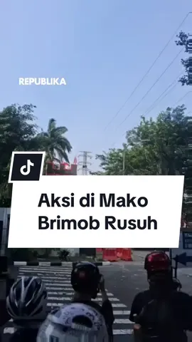 Aksi unjuk rasa di depan Mako Brimob Kwitang, Jakarta Pusat yang sempat mereda kembali memanas. Sejumlah orang yang datang belakangan dengan berbendera manga One Piece memicu kerusuhan dengan melempari Mako Brimob. Menjelang shalat Jumat dan sesudahnya, massa dari pengemudi ojek online (ojol) dan masyarakat lainnya sedianya sudah tenang. Mereka diajak berdialog dengan perwira dan prajurit TNI untuk menyampaikan tuntutan dengan damai. Di antara mereka ada yang mengibarkan bendera Jolly Roger dari manga One Piece. Kelompok ini kemudian melempar petasan ke dalam kompleks Mako Brimob. Massa yang baru datang ini yang kemudian mendorong massa kembali beraksi. Sepanjang eskalasi itu, pasukan Marinir tak melakukan pencegahan. Sementara semua aparat kepolisian berlindung di dalam bangunan. Pasukan Brimob akhirnya keluar dari Mako Brimob Kwitang dan berhadap-hadapan langsung dengan pengunjuk rasa, Jumat siang. Sementara tentara yang sebelumnya jadi penenang mundur keluar perimeter. Jurnalis Republika Stevy Maradona melaporkan puluhan anggota Brimob dengan tameng lengkap dan senjata pelontar gas air mata keluar sekitar pukul 14.50 WIB. Mereka langsung merangsek menghadapi pengunjuk rasa sembari menembakkan gas air mata. Pasukan TNI yang awalnya berjaga di depan gapura Mako Brimob langsung berpencar keluar dari perimeter. Akibatnya kini aparat Brimob berhadapan langsung dengan pengunjuk rasa. Keluarnya aparat Brimob itu tak lama setelah seorang prajurit Marinir TNI AL sempat terbakar terkena bom molotov di depan Mako Brimob Kwitang. Api lekas dipadamkan dan prajurit terkait tak terluka parah. Reporter: Stevy Maradona Kreator: Hirzi  Produser: Eko Supriyadi  #Republika #CekRepublikaAja #Demo 