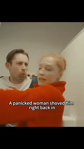 The runaway woman hid in the men’s restroom #movie #foryoupage #filmtok #usa 
