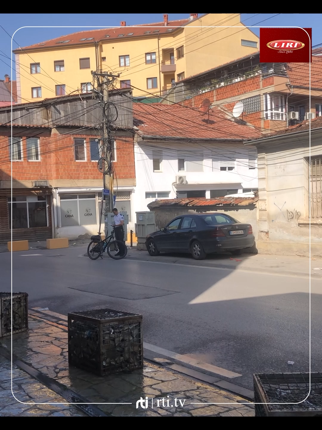 Policia me biçikleta gjobit veturat e parkuara në trotuare në rrugën Bajram Kelmendi, në Prishtinë. #vralvideo #flying #shqip #kosovo #news #rtishqip #albania #treading_viral_video #flypシ #flyyyyyyyyyyyyy #prishtina #muslim #xhamia #rruga #policia