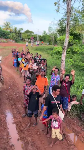 Berikan mereka kasih sayang dan kepedulian maka mereka akan membalasnya dengan rasa cinta yang begitu tulus . Upload Ulang yang lama dihapus t**t*k #satgaspapua #yonif144jayayudha #Arifo #kamisahabatyangbaik #kombut 