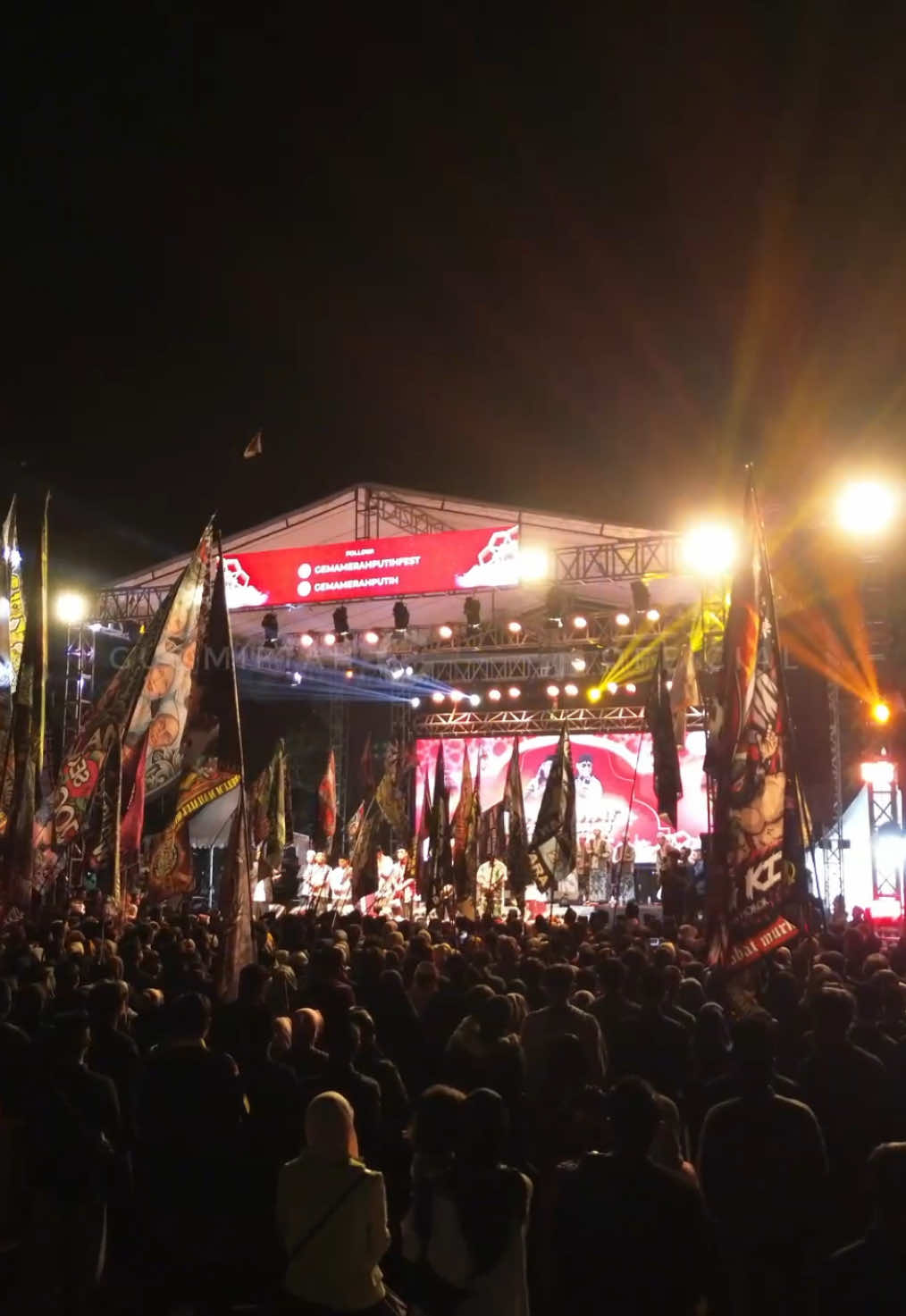 Apa sih yang bikin mereka nggak pernah absen bawa bendera tiap kali sholawatan? 👉🏻Yuk simak jawaban mereka🤩 @Gus Miftah  #gusmiftah #bendera #majelisan #sholawat #klaten #majelisbendera 