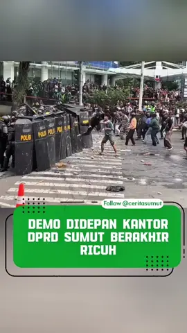 DEMO DIDEPAN KANTOR DPRD SUMUT BERAKHIR RICUH Bentrokan antara massa aksi dengan aparat kepolisian pecah di simpang empat Bank Mandiri, tak jauh dari kantor DPRD Sumatera Utara, Jalan Imam Bonjol, Kota Medan, Jumat (29/8/2025). Kericuhan bermula saat sekitar pukul 15.20 WIB mahasiswa menggelar aksi di depan DPRD Sumut. Tak lama, massa aksi dari driver ojek online ikut bergabung. Sekitar pukul 15.50 WIB, kelompok lain yang didominasi pelajar hendak menuju lokasi, namun sebelum sampai di depan kantor DPRD Sumut, mereka terlibat gesekan dengan aparat. Aksi saling serang pun pecah. Massa aksi melempar batu, petasan, hingga membawa bambu untuk bertahan. Suara dentuman petasan terdengar berkali-kali di sekitar simpang empat Bank Mandiri. Situasi semakin memanas setelah polisi mengerahkan mobil water canon dan menembakkan gas air mata ke arah massa. Meski begitu, massa tetap memberikan perlawanan dengan melempari batu. Beberapa polisi bahkan terlibat adu fisik dengan demonstran. Sumber Berita: Kompas #CeritaSumut #Demo #Ricuh #Sumut #Viral 