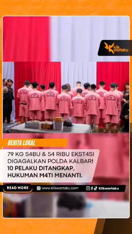 Polisi berhasil menggagalkan penyelundupan besar nark*ba di perbatasan Badau, Kapuas Hulu, dan di Singkawang.  Dari dua operasi tersebut, 10 orang ditangkap — 5 WNI dan 5 WNA asal Malaysia. Barang bukti yang diamankan tidak main-main: 79,7 kg s*bu dalam bungkus bergambar durian, serta 54.785 butir ekst*si, plus s*bu 2 kg yang disembunyikan dalam karung semen.  Para pelaku dijanjikan upah mulai dari RM 900 hingga RM 5.000 untuk membawa barang har*m tersebut. Kini mereka terancam hukuman seumur hidup hingga hukuman m*ti sesuai UU Nark*tika. baca selengkapnya di klikwartaku.com #klikwartaku 