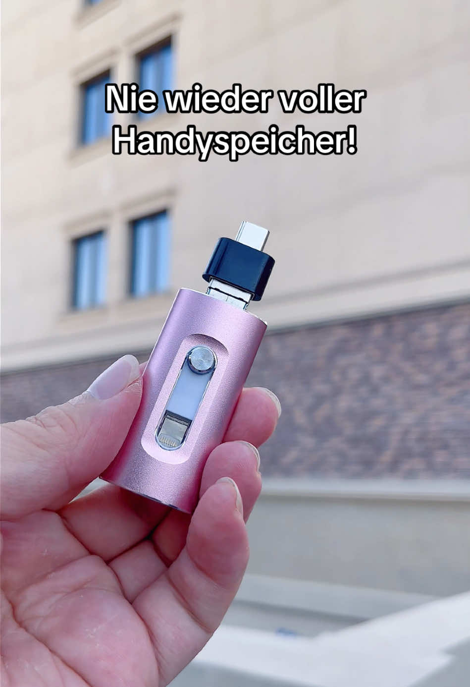 Dieser3-in-1USB-Stickmit128GBspeichertbiszu250.000Fotosoder500StundenVideos-unddasganzohneAbo!DukannstihnandeiniPhone,Android,TabletoderLaptopanschließen.DankUSB3.0überträgstdudeineDateienultraschnell.Einfachanstecken,sichernundSpeicherfreigeben.Perfektfüralle,dieständig