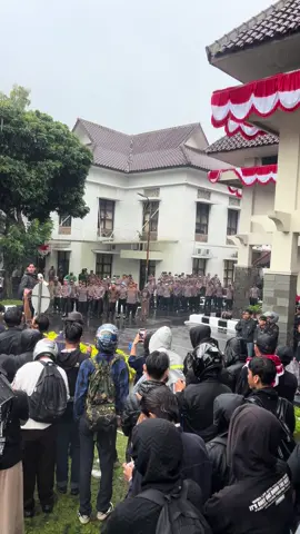 mahasiswa menyampaikan aspirasi kepada wakil rakyat#demo28agustus2025 #demotasikmalaya #gedungdpr#kfc#fyp 