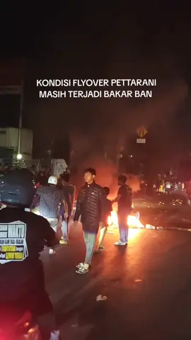 Kondisi fly over pettarani makassar masih terjadi aksi bakar ban oleh pendemo hingga malam ini, jumat 29/8/25 #jalurmakassar #infosulsel #infogowa #infomakassar 