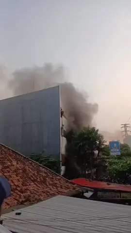 Jumat 29 Agustus 2025. pukul 16:50. Hampir Menelan Korban Para. Masa Aksi Yang Memasuki sebuah bangunan di sekitar Titik aksi Senen Jakarta Pusat. #fyp #fyppppppppppppppppppppppp #fyp 