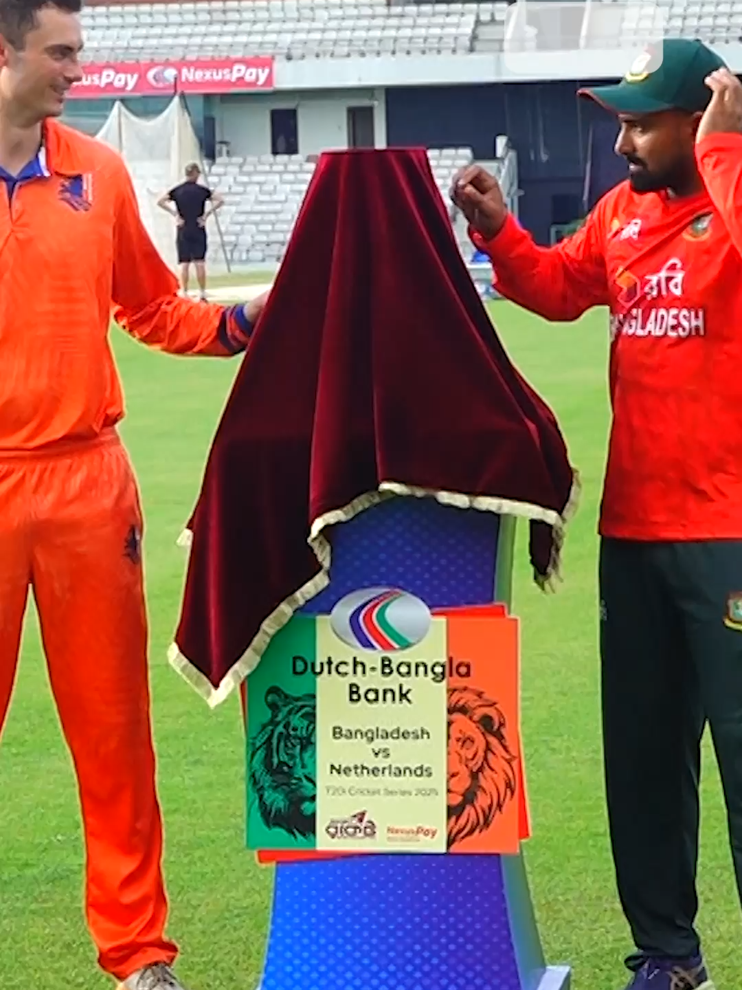 কাপড় তুলে সোনালী রঙের ট্রফি উন্মোচন দুই অধিনায়কের, কেমন হয়েছে ট্রফিটি? 🤔 #CelebrateCricket #SportsOnTiktok #WhatToWatch