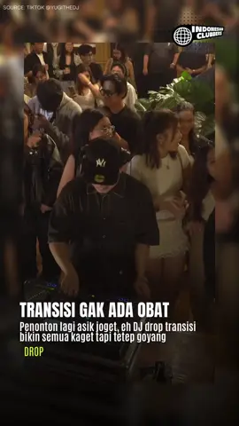 Penonton auto kaget, tapi kaki tetep ga bisa berhenti joget 😭✨ Respect buat DJ yang bikin dance floor gak ada jeda vibes! Cr: tiktok @yugithedj #indonesianclubbers #djlife #clubvibes #genzclub #clubbangers  